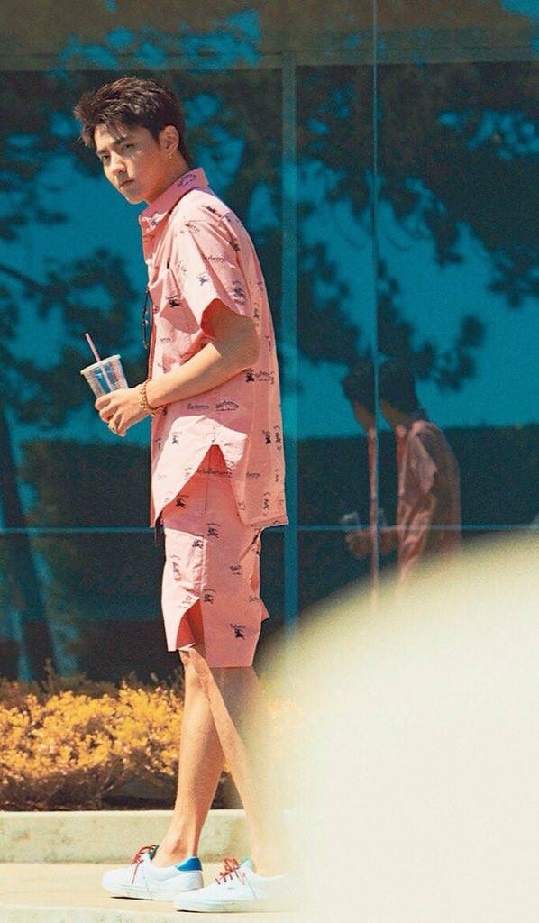 Honiismz's tweet photo. เนี่ย หล่อแล้วพี่จะใส่สีอะไรก็ด้าย โลกสีชมพูของพี่ 5555 https://t.co/dQPeiZW0sr