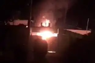 SharghDaily's tweet photo. درگیری در مقابل یکی از مراکز نیروی انتظامی در کازرون فارس به‌دلیل تقسیم این شهرستان، یک کشته و ۶ مجروح بر جای گذاشت. پلیس و سایر نهادهای امنیتی هنوز جزئیاتی از اتفاقات چهارشنبه‌شب اعلام نکرده‌اند ـ عصرایران https://t.co/LQjJte175P
