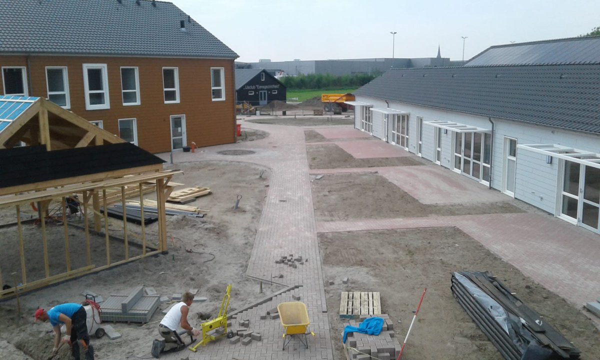 UPDATE PROJECT HET MEER - Het project schiet op en dat is te zien. We zijn bezig met de werkzaamheden buiten. Zo worden de wandelpaden naar de verschillende complexen aangelegd. #onzeinzetgaatverder #hetmeer #philadelphia #zorg #dagbesteding #ijsselmuiden <a href="/philadelphiaNL/">Philadelphia Zorg</a>