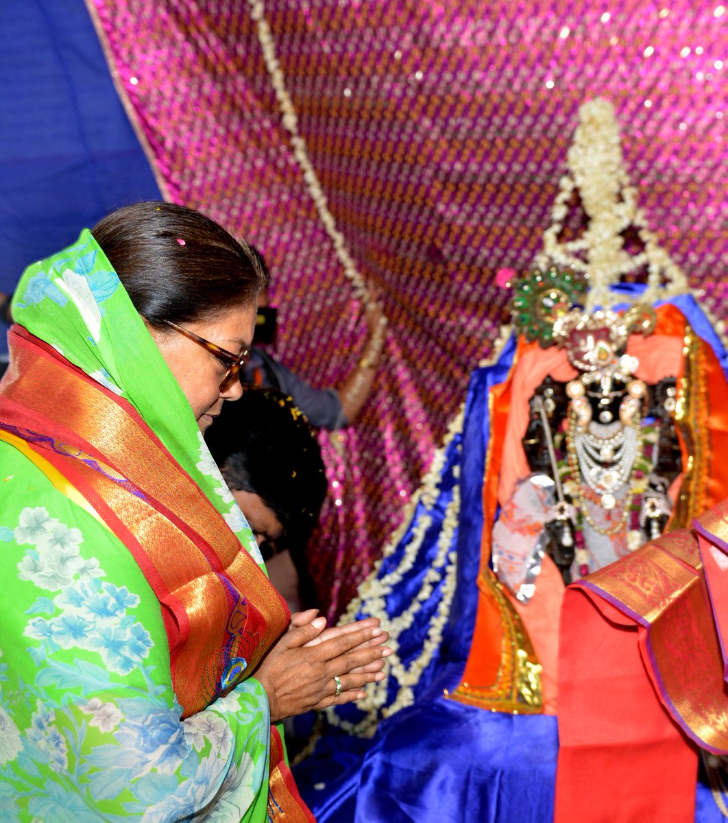 VasundharaBJP's tweet photo. बुधवार को झालरापाटन के श्री द्वारकाधीश जी मंदिर में दर्शन एवं पूजा-अर्चना की। इस दौरान भगवान श्री द्वारकाधीश जी से प्रदेश की उन्नति, सुख- समृद्धि और खुशहाली की कामना की। https://t.co/47MvPcLmOZ