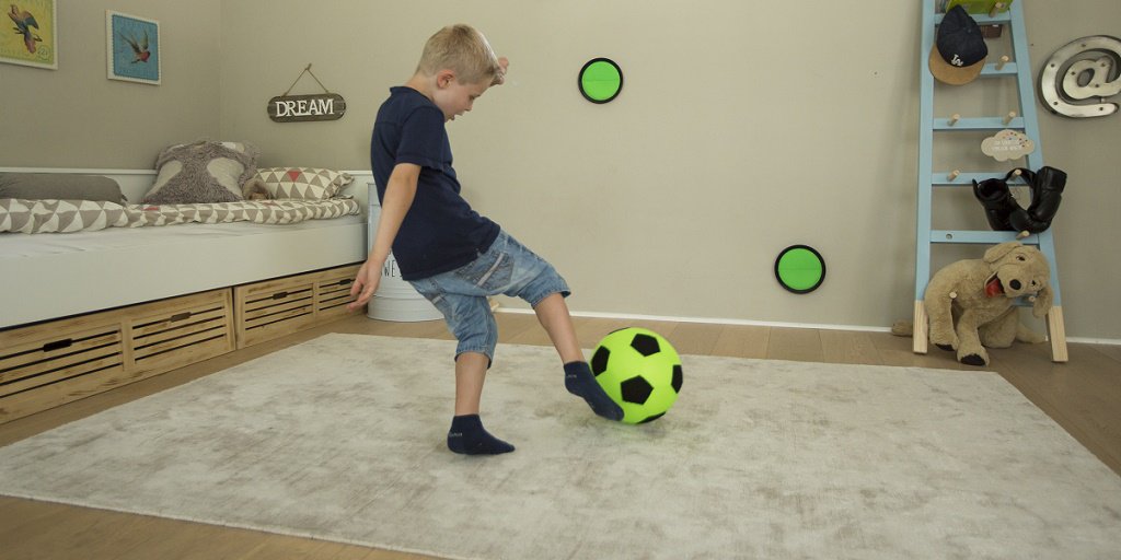 Voetballen binnen? Geen probleem me #Kick&amp;Stick Schop de zachte bal tegen de doelplaten met klittenband en oefen je balvaardigheid. Je koopt Kick &amp; Stick nu met #voorjaarskorting in onze webshop  ow.ly/1l2v30k1J5O #kinderopvang #spel #voetbal #heutink