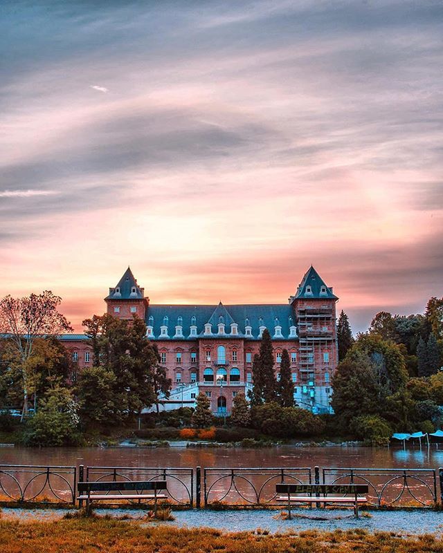 ciauturin's tweet photo. Il Castello del Valentino che si immerge nei colori di un tramonto.
Torino è magica. 
#thehub_italia #thehub_torino #thehub_colors #tv_buildings #love #tv_streetart #tv_fullframe #tv_sunsets #igerstorino #ig_turin #sunset_pics #sunset_vision #sunset_stre… https://t.co/t6m7NKUvPR https://t.co/Zfb7izR6Wd