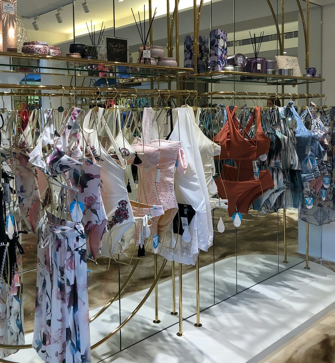 쇼핑중... 입어본 사진은... 리트윗 하고 디엠 인증 하신 분들에게만 드릴께요.