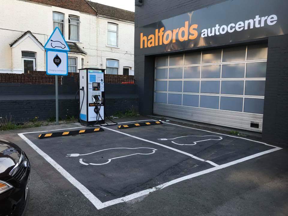 ecocars1's tweet photo. And the award for "worst place for a rapid goes to....@Halfords_uk " #whatWhereTheyThinking @bobbyllew @OLEVgovuk https://t.co/kqa5VdCxBD