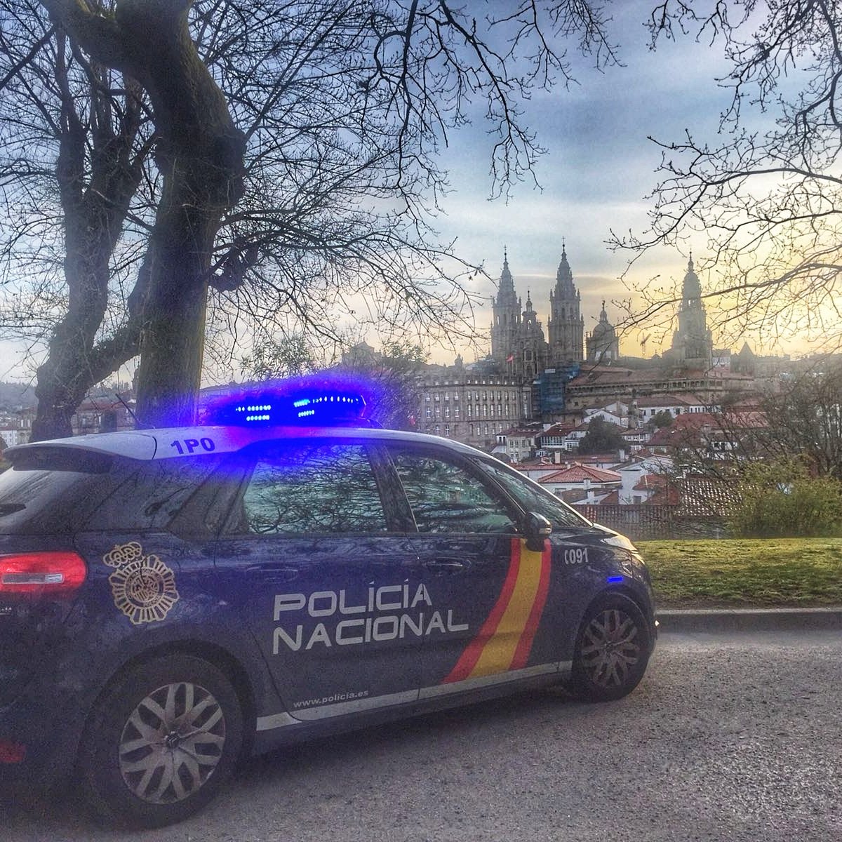 policia's tweet photo. Visitando a Catedral de #Santiago⛪, cun baño na praia de Riazor🌊, paseando pola muralla de #Lugo, relaxándote nas termas de #Ourense ou comendo ostras en #Vigo🦀🦑... Celebres como o celebres 
   ¡Feliz #DíadasLetrasGalegas! 
   E se precisas de nós... 📞091 https://t.co/d2eDnvUluC