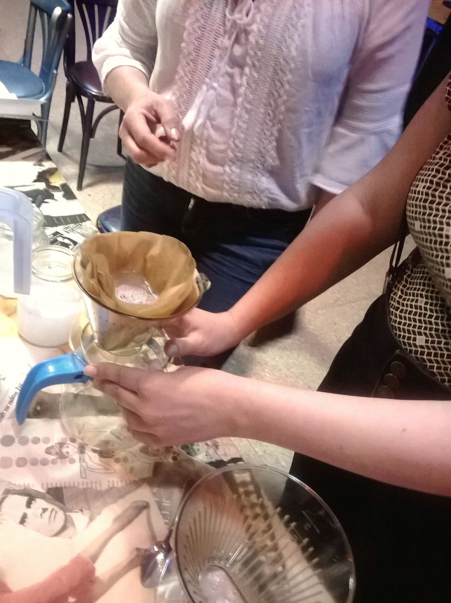 BaseCampBonn's tweet photo. Subversiver Umweltschutz: Workshop-Teilnehmerin Anke füllt die Duschgel- und Shampooflaschen ihrer Familie heimlich mit Naturprodukten nach. Ihre Beobachtung: "Hauptsache, die Farbe stimmt" 😁 #kainga #kinput #stopmikroplastik #basecampbonn #madebyjanine https://t.co/I3Yxs7rRY6