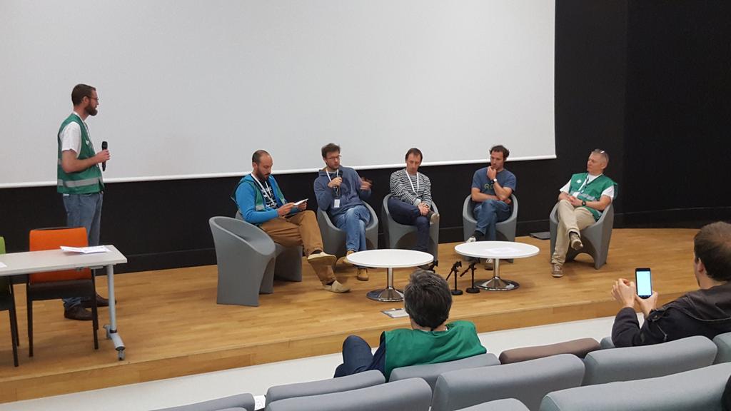 PierreChTux's tweet image. Table ronde au #FOSS4GFR, #osgeofr canal historique.