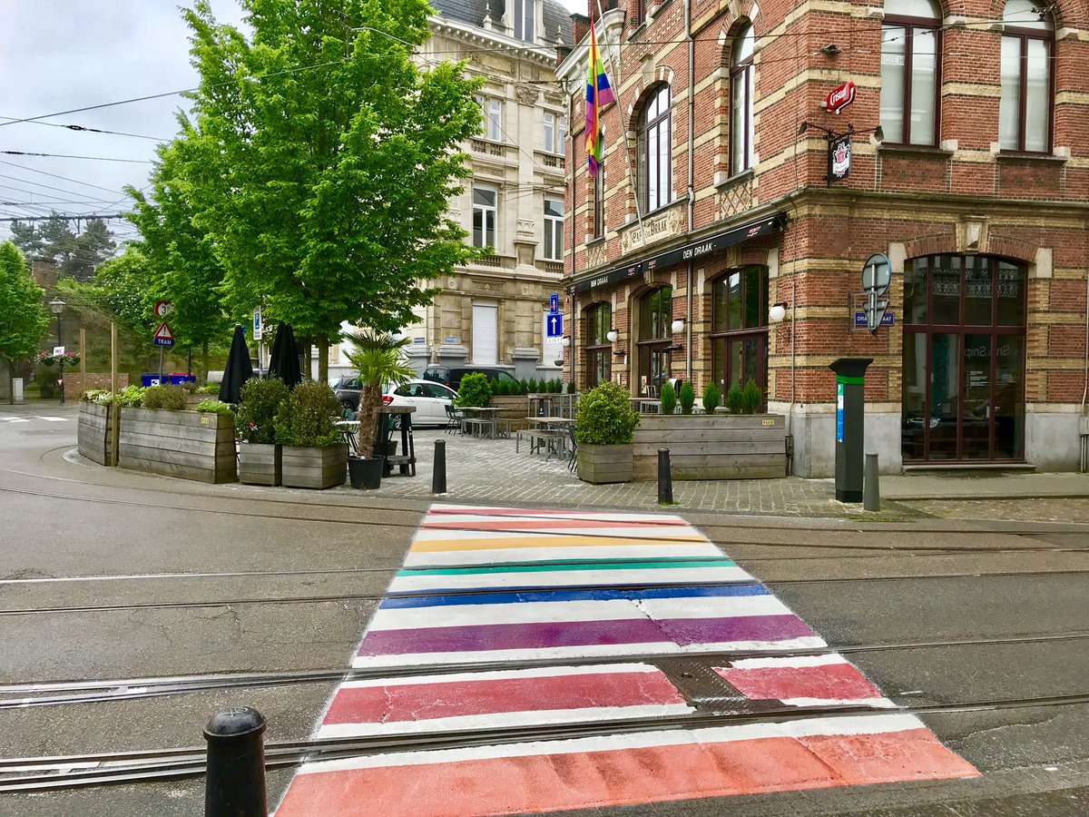 Thomas_A_Lokaal's tweet photo. Internationale Dag tegen Holebifobie en Transfobie #IDAHOT 🏳️‍🌈

Naar aanleiding van deze dag kreeg Het Roze Huis #Antwerpen in de Antwerpse #Zurenborgwijk een regenboogzebrapad. https://t.co/vEClp4LsAk