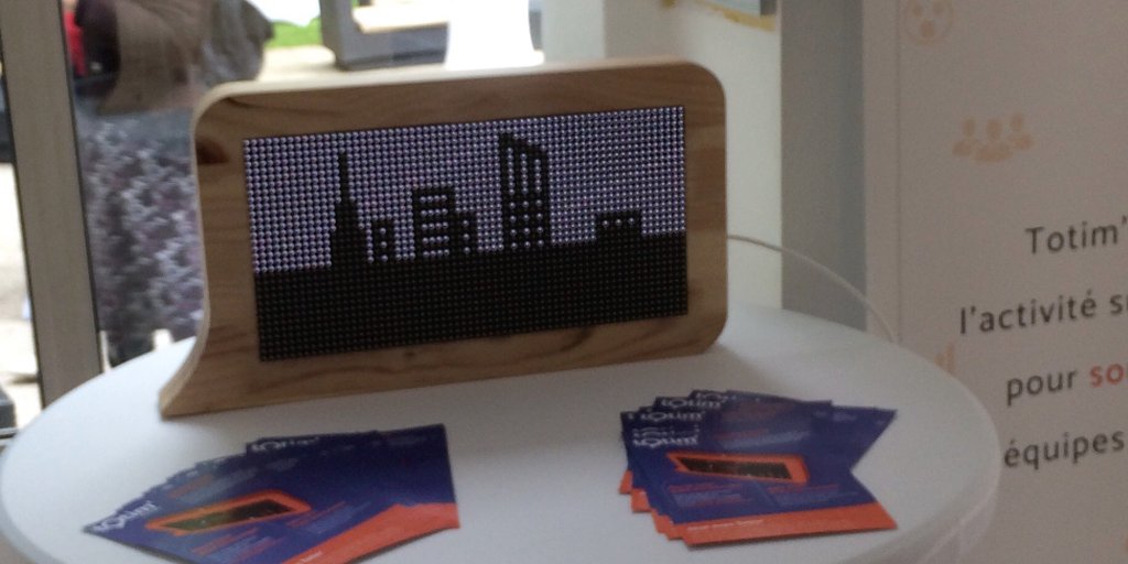 olivpetit's tweet photo. Mais quel est cet objet étrange présenté pendant #KnowledgeTour ? 
On me souffle qu'il s'agit de #Totim, un objet connecté conçu par @LeckoFR. 
Paul (@Pauloo_27) se fera un plaisir de vous le faire découvrir. https://t.co/YXHaFCvjJ4