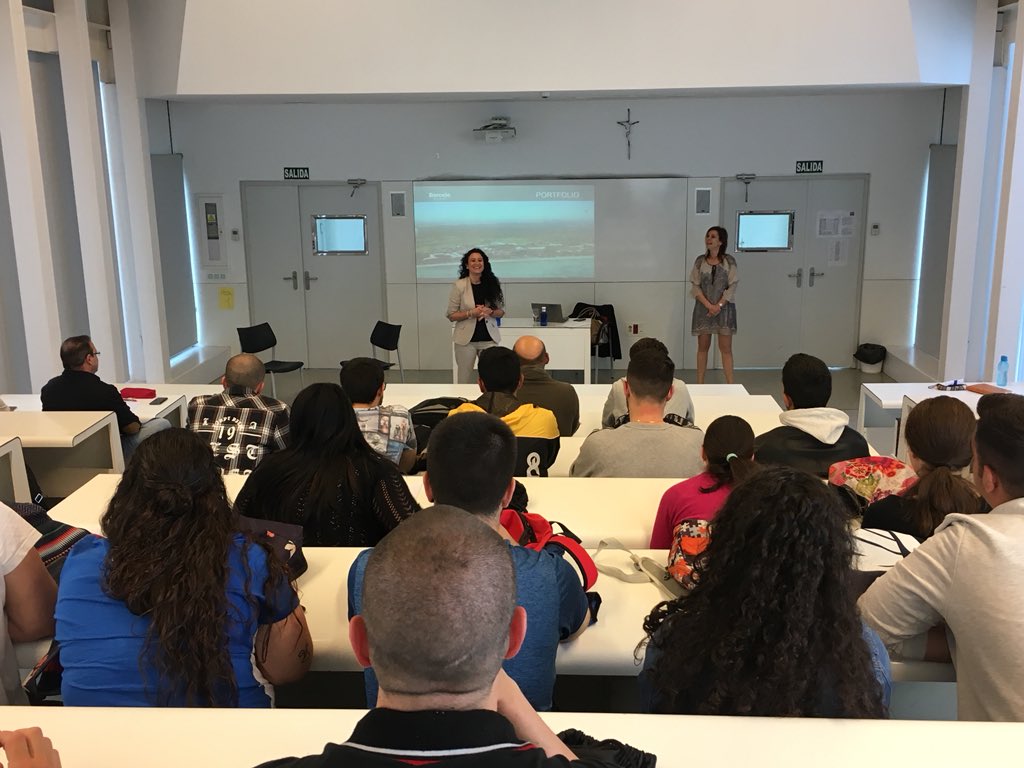 EMartnez's tweet photo. Comenzamos jornada de orientación laboral para alumnado de cocina de @CFPlainmaculada, de mano de @Nuria_ta y Paola Aranda, responsables de #RRHH de @barcelohoteles en Granada.
#FOL https://t.co/aA0ifVfIFG