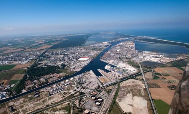 Concordo con <a href="/PietroSpirito1/">Pietro Spirito</a>: la crescita dei traffici chiede aree retroportuali.  <a href="/adsportoravenna/">Porto di Ravenna</a> : presto 200 ettari di aree retroportuali, dentro lo scalo, collegate con strada e ferrovia 
@2eda70de410f4e2  <a href="/raffaeledonini/">Raffaele Donini</a> <a href="/effebot/">Francesco Bottino</a> <a href="/NicoCapuzzo/">Nicola Capuzzo</a> <a href="/mdepascale/">Michele de Pascale</a> <a href="/Ansa_ER/">Ansa Emilia-Romagna</a>