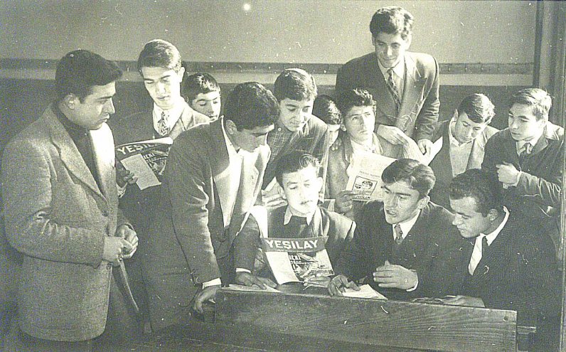 1920yesilay's tweet photo. 1955 yılında Yeşilay Gençlik Kolu öğrencileri Yeşilay Dergisi'ni okurken…
#1920Yeşilay 
#YeşilayDergisi
#tbt https://t.co/c3MLWDiue1