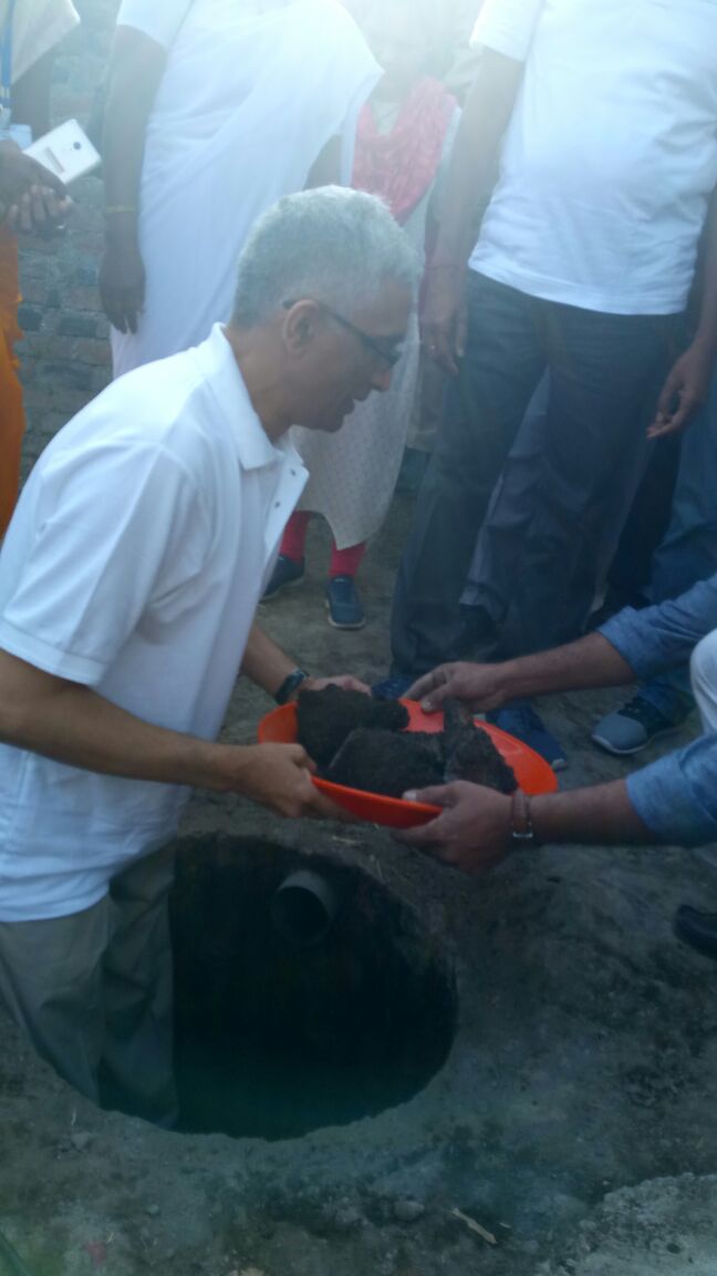 The CAG of India, Shri Rajiv Mehrishi and the secretary of MoDWS, Shri Param Iyer came together to clean toilet waste from a toilet in Pandharewadi, Tal in Daund ditrict of #Pune, in an attempt to break the social taboo around cleaning toilets. #SBM