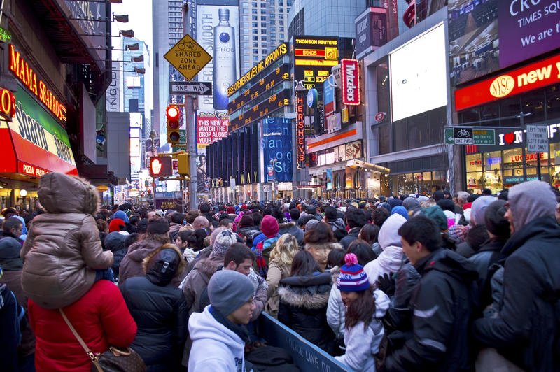 novan6286's tweet photo. Aujourd'hui, c'est le grand jour! Nous devenons de plus en plus nombreux à Times Square. Nous voulons nos emplois qu'on a perdu à cause des machines!
Tout le monde, rejoignez-nous! 
NOUS SOMMES LE FUTUR!!!
#RenoirFuturTweet #JournaldeNova 
09/09/2118 https://t.co/XQ3Z7xssql