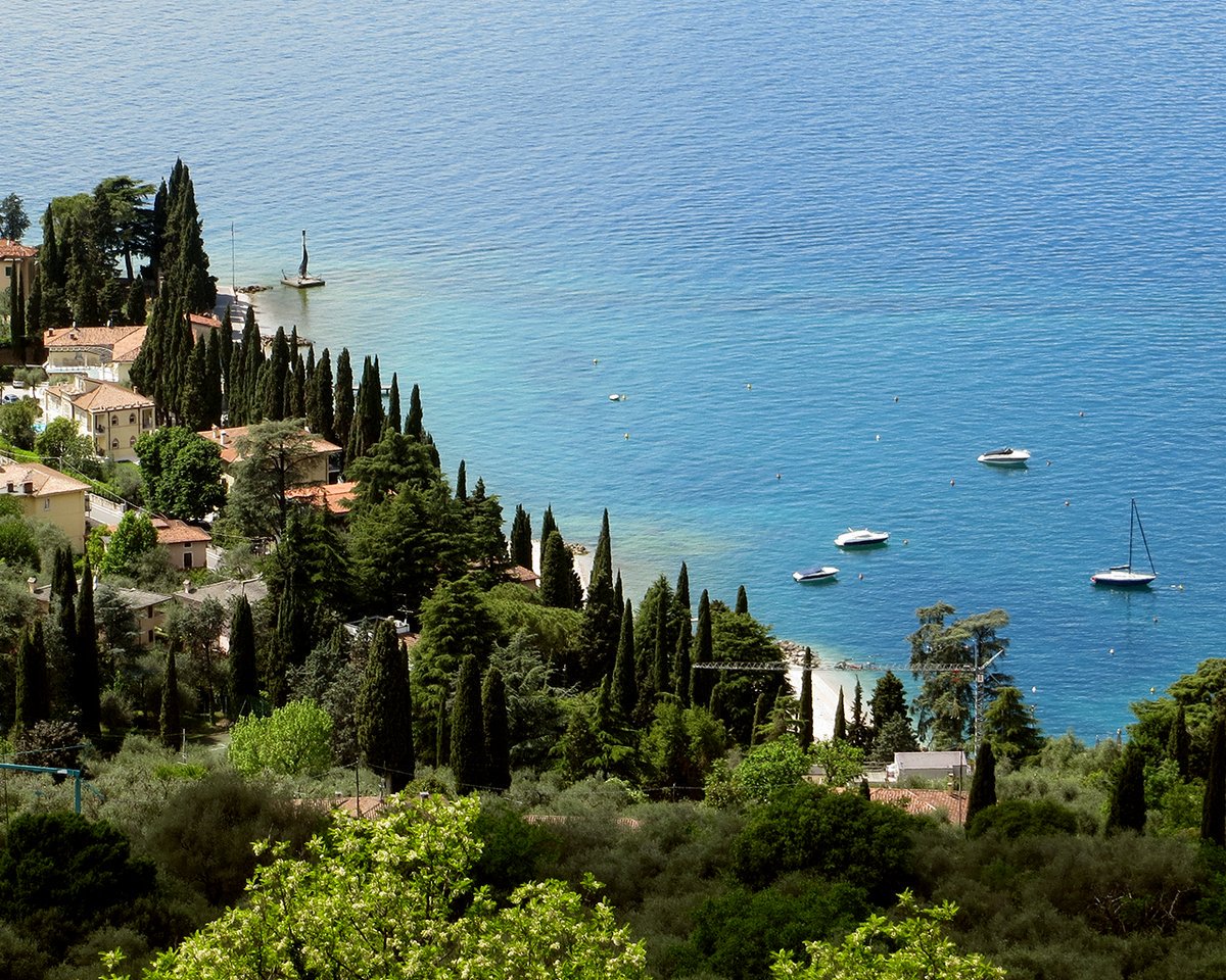 BeautyfromItaly's tweet photo. Lake Garda via @CataEstacio #travel #lakegarda #Italy #beautyfromitaly https://t.co/7dzRuAkgVp https://t.co/w5VKlS81cm