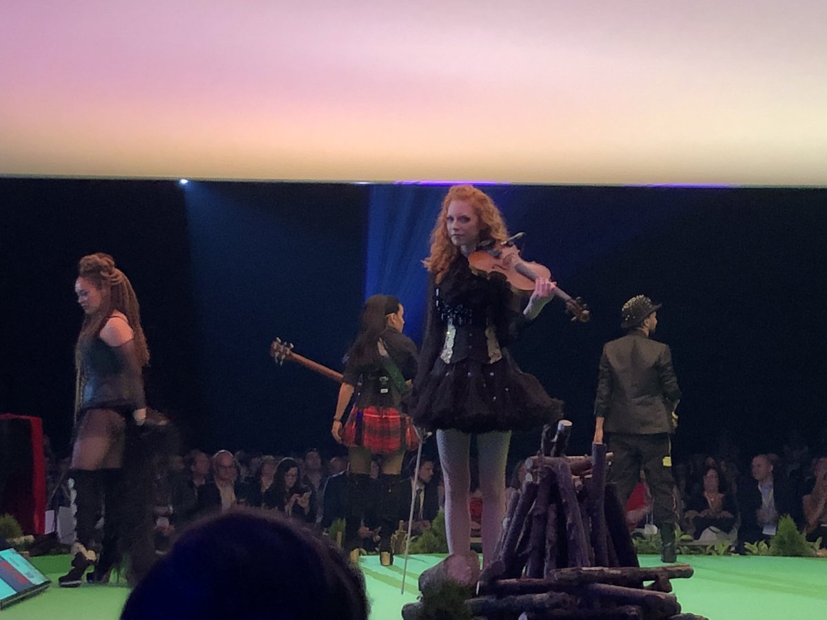 Ernest_Calvet's tweet image. Así se empieza un evento.   We work in #salesforceMAD  !!!!!