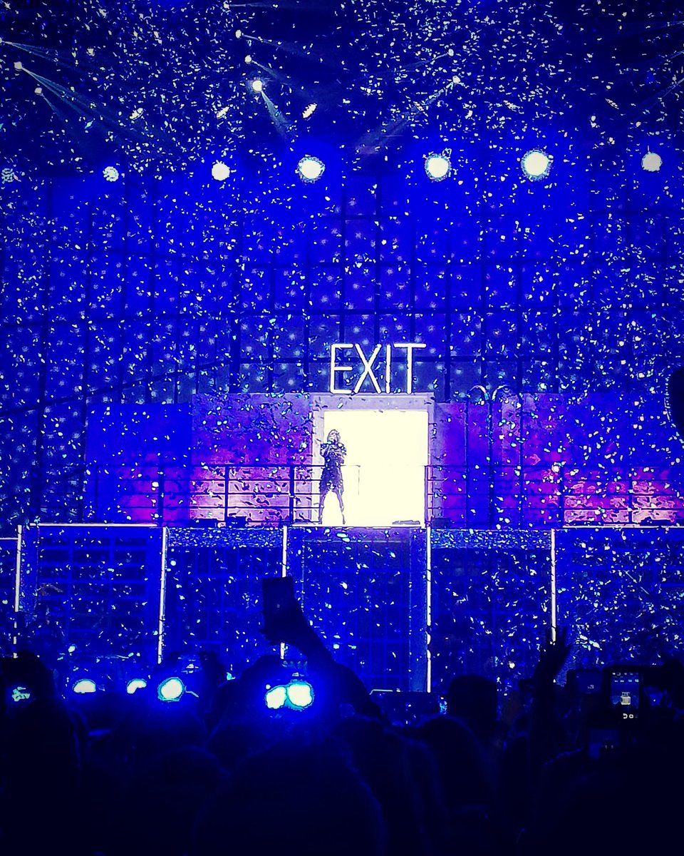 CaterinaCm94's tweet photo. Con gli occhi pieni di te 💘
#EssereQuiTour
#datauno
#Roma https://t.co/zHjYqJGUwZ