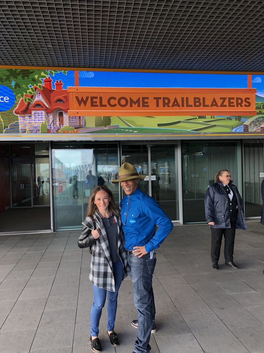 CohenLoz's tweet photo. Going in! #salesforcetour #brightFORCE https://t.co/2B6IyMipns
