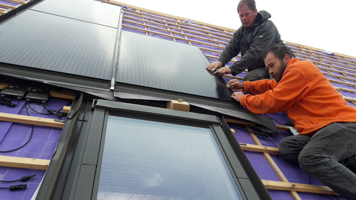 ViridianSolarNL's tweet photo. Ditmaal wordt het beproefde systeem voor dakintegratie van solar PV #ClearlineFusion van de Britse fabrikant @ViridianSolar aangebracht in de daklijn van een woning te #Middelharnis in de provincie #Zeeland. Installatie door #NavitoEnergySolutions en levering via #EcotecWorld. https://t.co/87VUMzIBeg