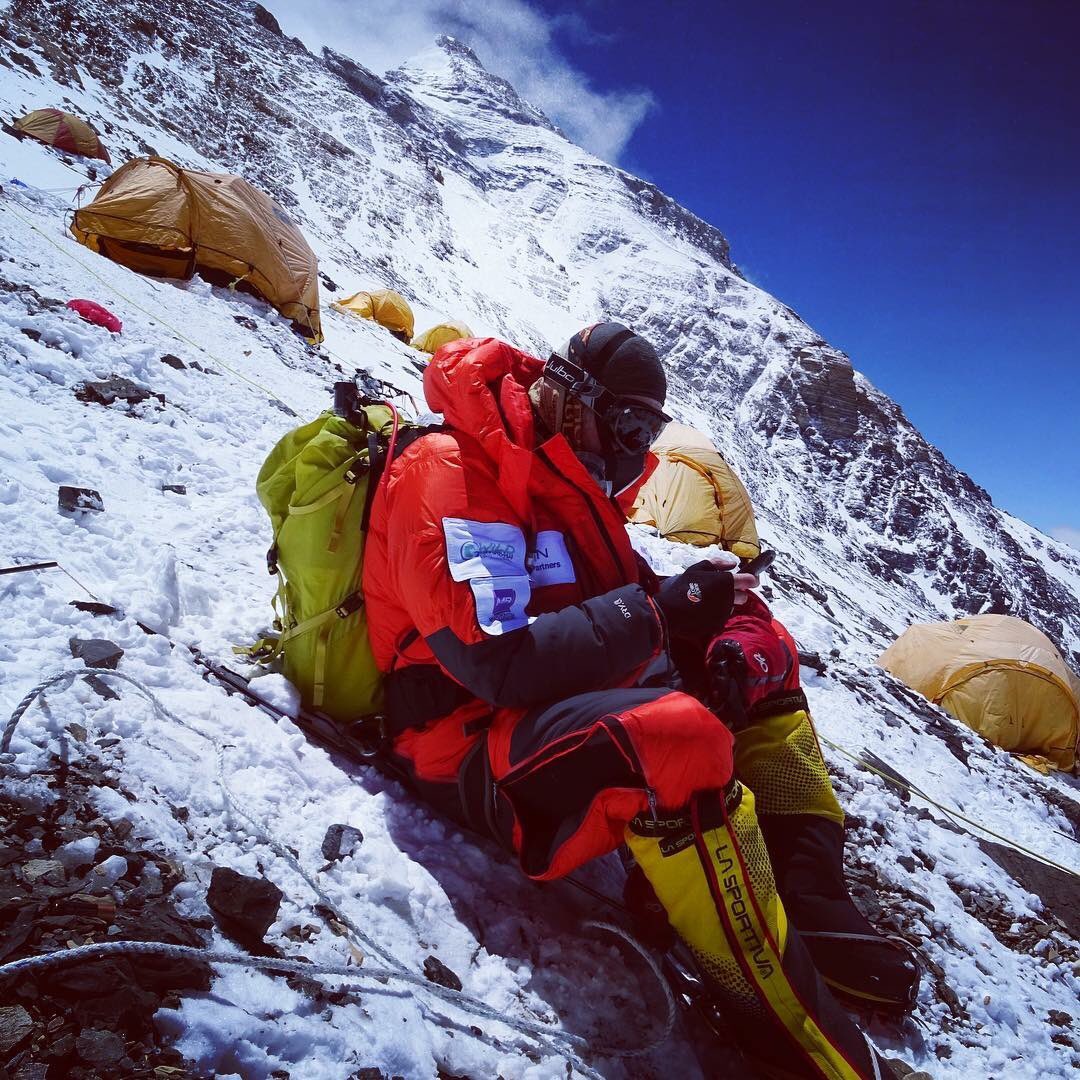 GlasgowHawks1's tweet image. First thing to do at 8200m: check for phone signal, ignoring the summit in the background.
-
-
#everestguide #summit  #expeditions #everest #nepal #kathmandu #china #tibet #8000m #altitude #mountains #everest18 #4g #mountaineering #everestseason #climbing