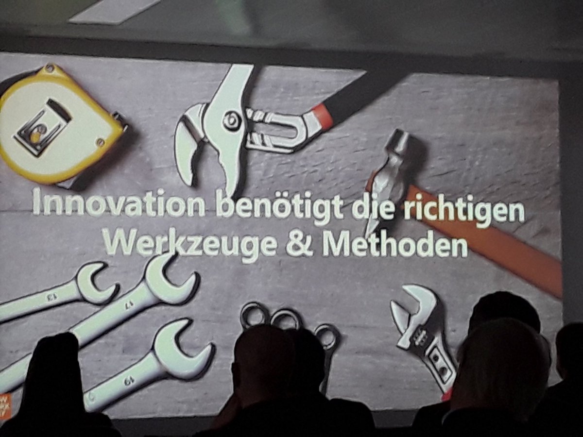 WorkplaceChris's tweet photo. #nwd18 Marco Breier von kom4tec - guter Vortrag, den leider zu wenige hören. Nach 11+ Jahren Beratung von digitalem Lernen am Arbeitsplatz, frage ich mich immer wieder: warum kaufen dann viele fast alles und giessen die Tools einfach auf die Mitarbeiter aus? #smarter_path https://t.co/DcwGjLdwIW