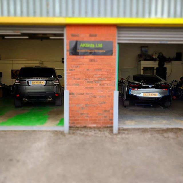 AKtints's tweet photo. Both units are busy with #wrapping jobs. On a #rangerover we did full roof wrap and #bmw #i8 received full colour change to metallic orange #aktints #akwraps #fullwrap #bmwi8 #vinylwrap #prestige #premiercarstyling https://t.co/NUQ9BK6UJV https://t.co/5Y8c22Bbcz