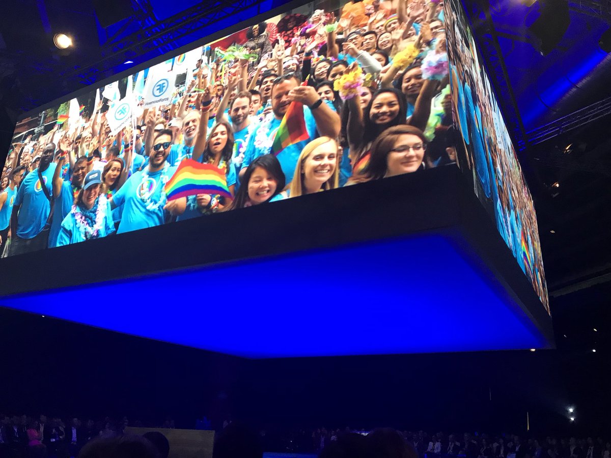 mildredlaya's tweet photo. @MHNLOfficial y @Fede_dejuan abren #SalesforceMAD #fullhouse ¡Vamos Madrid, a la Cuarta Revolución Industrial! @salesforce https://t.co/l7Ze2ctR93