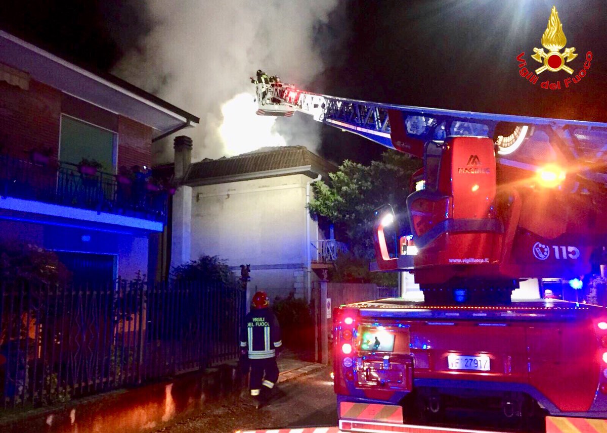 vigilidelfuoco's tweet photo. #17mag, nella notte i #vigilidelfuoco sono intervenuti a #VenegonoInferiore (VA) con quattro automezzi per l’#incendio del tetto di un’abitazione #soccorsiquotidiani https://t.co/vPsETLsiMK
