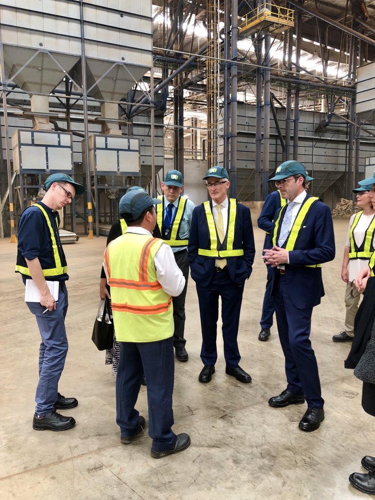 GeertBourgeois's tweet photo. Afsluitend bezoek vd zending in #Vietnam aan Molenbergnatie, koffiehandelaar met zetel in #Antwerpen. We have put our weight behind your trade 😉 #VL2Vietnam18 @FlandersTrade https://t.co/LTTDRVxOmG