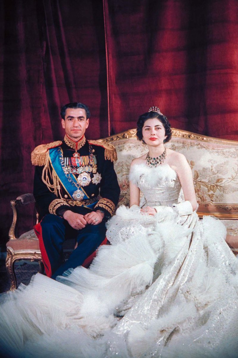 DemetriosBride's tweet image. #QueenSoraya was an actress who became an Iranian queen. Her custom @ChriDior gown was made from more than 65 feet of white silk and it reminds us #DemetriosDesign 786 with the strapless neckline and its daring 3-D details. What's your favorite part about this look?
#RoyalWedding