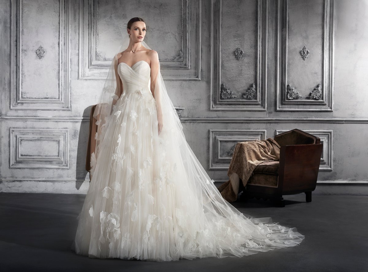 DemetriosBride's tweet image. #QueenSoraya was an actress who became an Iranian queen. Her custom @ChriDior gown was made from more than 65 feet of white silk and it reminds us #DemetriosDesign 786 with the strapless neckline and its daring 3-D details. What's your favorite part about this look?
#RoyalWedding