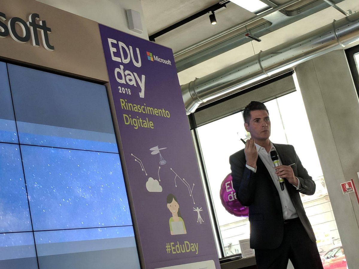 Sul palco <a href="/anthonysalcito/">Anthony Salcito</a>, Vice President di <a href="/microsoftedu/">Microsoft Education</a>: "La mentalità degli studenti sta cambiando, il modo in cui imparano sta cambiando, i lavori che andranno a fare stanno cambiando. Le organizzazioni scolastiche devono realizzarlo immediatamente e prepararsi."
#EduDay
