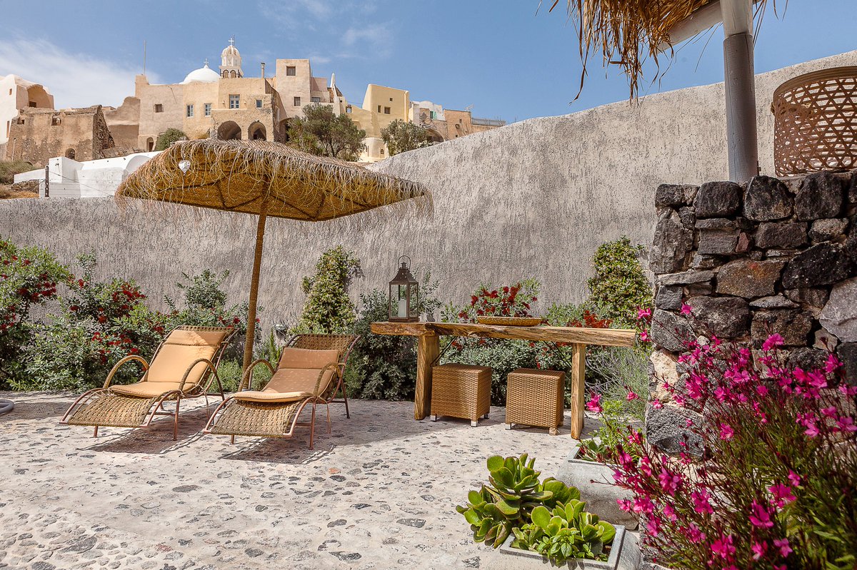 rockvillas_gr's tweet photo. We invite you in awesome Santorini❤️ #rockvillas #emporeio #santorini https://t.co/dqyTeiHD5y