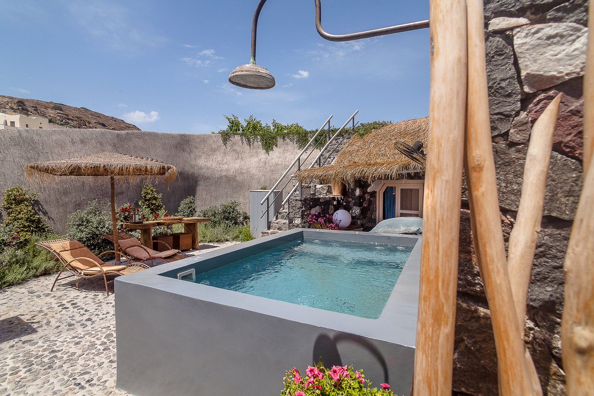rockvillas_gr's tweet photo. We invite you in awesome Santorini❤️ #rockvillas #emporeio #santorini https://t.co/dqyTeiHD5y