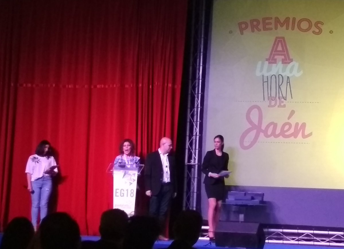 VuelaMengibar's tweet photo. Nuestra DT @InmaSoriaGarcia entrega el premio A UNA HORA DE JAÉN a Torredonjimeno en el #EG18 @RedGuadalinfo https://t.co/JSHn5NKrme