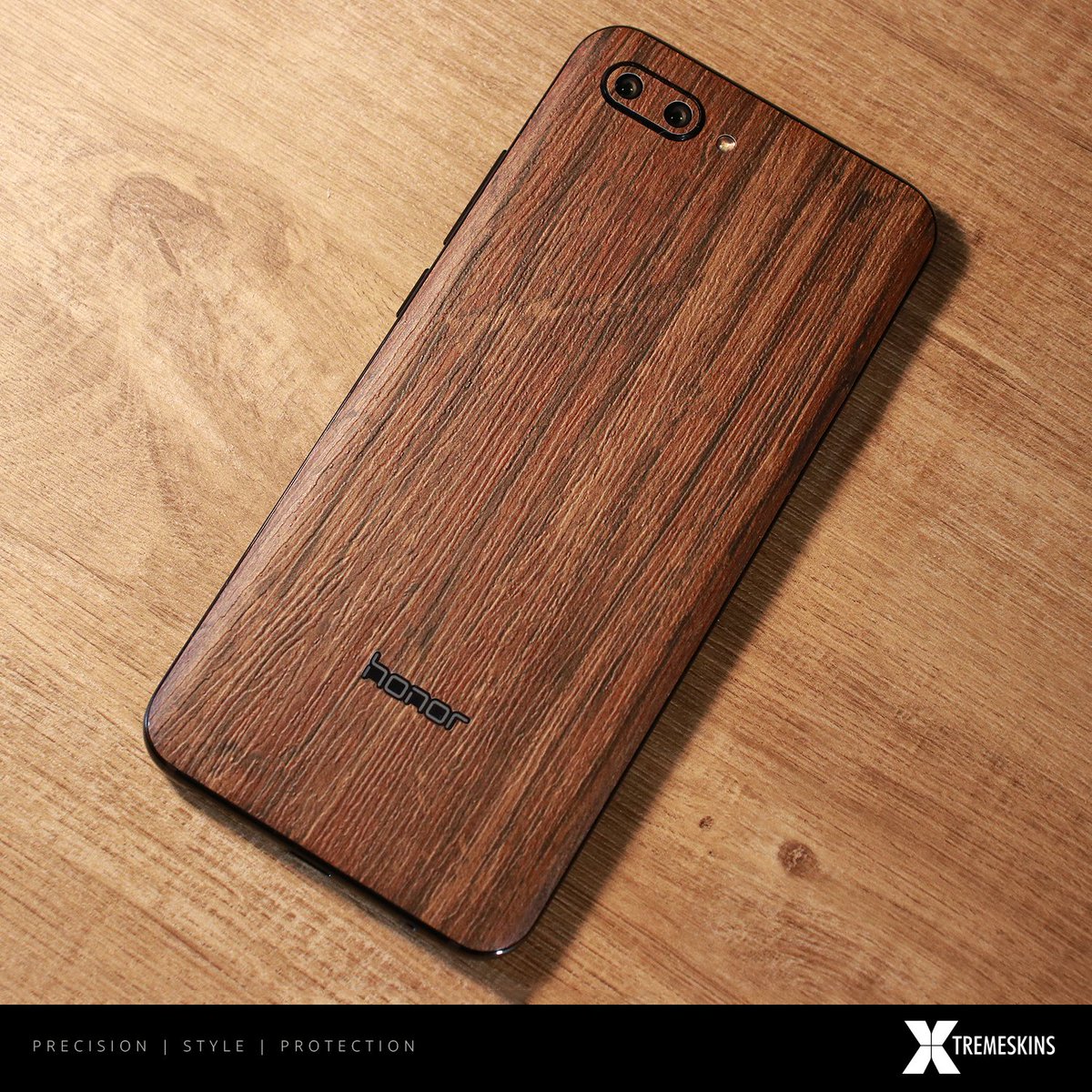 XtremeSkinsUK's tweet photo. Beauty really is skin deep… #Honor10 #AgedOak https://t.co/fajYj1JCsc https://t.co/NQnXOEJ6BM