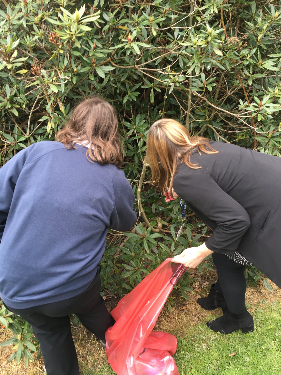 llanfyllin's tweet photo. Students and Staff taking part recently in the @DailyMailUK #greatplasticpickup - litter picking during lunch times https://t.co/29r76rF46D
