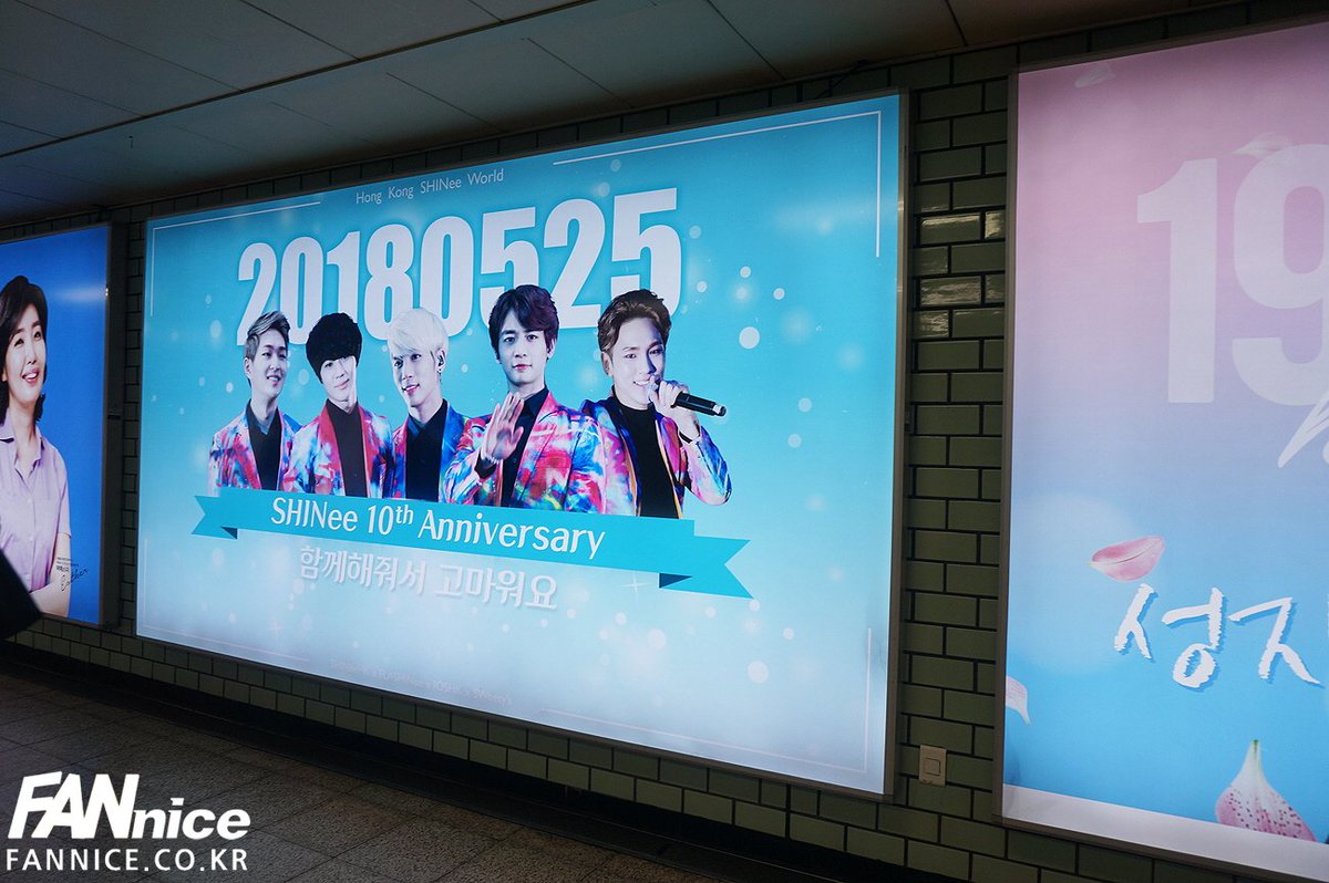 ASSALYS's tweet photo. #샤이니 #데뷔10주년을 축하하여
#삼성역 #와이드칼라광고 진행하였어요.

빛나는 #SHINee  데뷔 10주년
진심으로 축하합니다😍💐

 #Key #태민 #온유
#민호 #종현 #서포트광고 
#응원광고 #팬나이스 
#삼성역광고 #지하철광고 https://t.co/IzXY0TpbFh