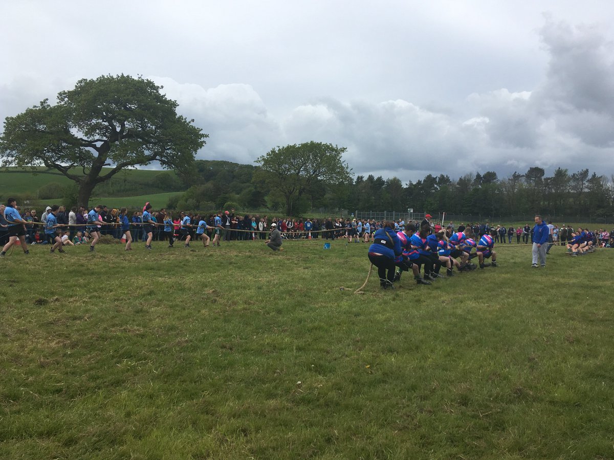 Cefnogi myfyrwyr  Gelli Aur @ColegSirGar yn cymryd rhan yn TOW yn rali <a href="/cffisirgar/">CFfI Sir Gâr YFC</a> dydd sadwrn! #extracurricular #workhardplayhard!