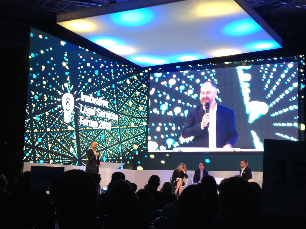 Břetislav Šimral z Dentons přibližuje, co klienti aktuálně chtějí: "Po právnících chtějí nejen právní rady, ale aby rozuměli jejich byznysu a byli i strategickými partnery." A k tomu podle Šimrala pomůže právě zapojení moderních technologií a využívání dat. #ILSF2018