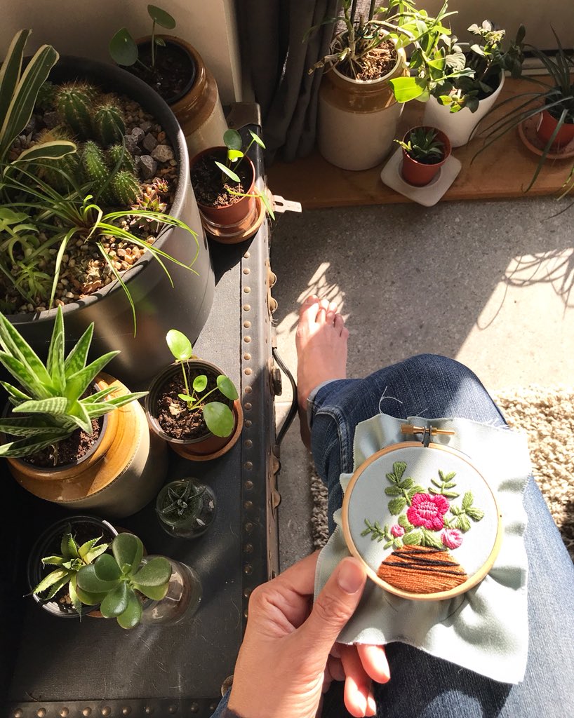ovobloom's tweet photo. T H U R S D A Y 🌿
Good Morning from a very sunny stitching corner & from a very new little embroidery. #embroidery #botanicalcreativity #designermaker #textileartist https://t.co/Z2uM0q4bSB