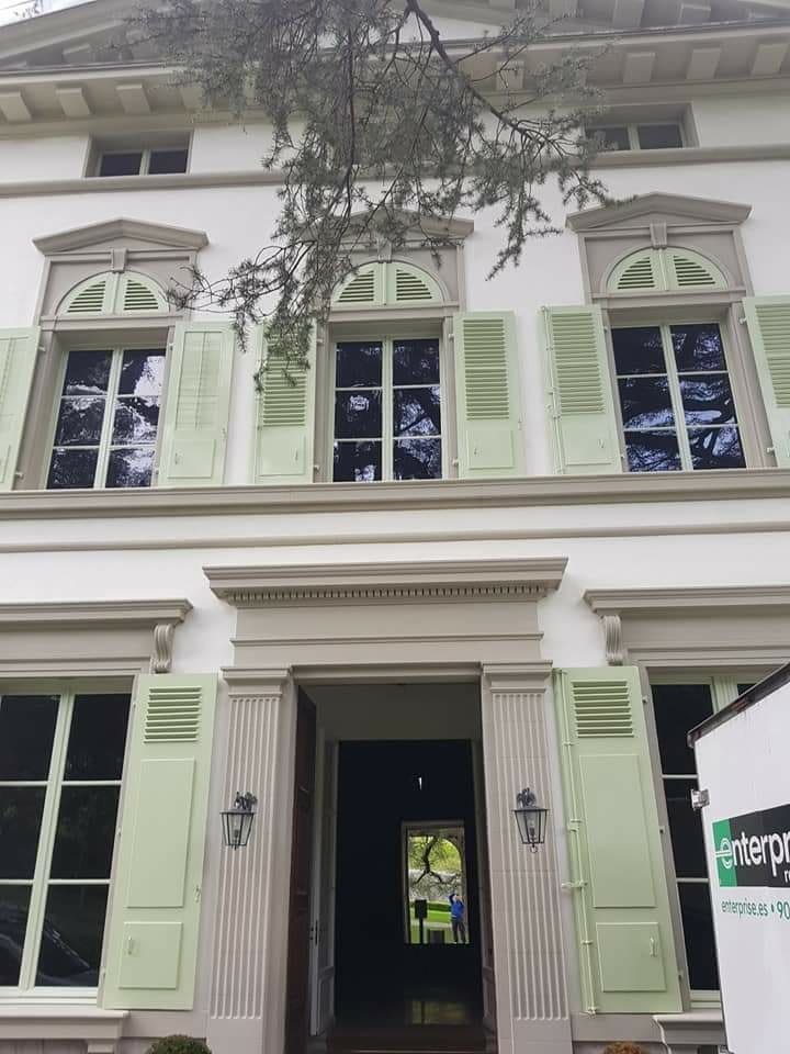 AmygoOficial's tweet photo. Grupo Amygo se ha desplazado hasta la mansión en la que Charlie Chaplin vivió los últimos 25 años de su vida en Corsier-sur-Vevey en Suiza, para realizar la mudanza de la exposición Chaplin's World. #GrupoAmygo #MudanzasInternacionales #ChaplinWorld 🏤🚛📦📹 https://t.co/0EaD93lCXN