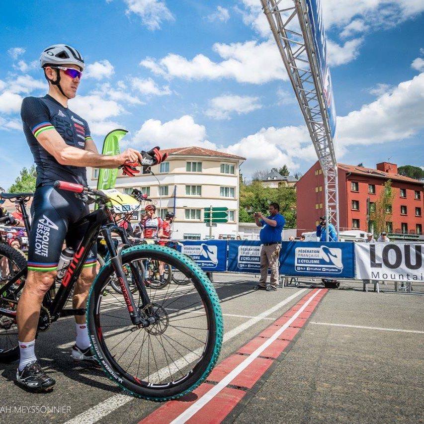 comet_bike's tweet photo. Se retira una leyenda, el bicampeón olímpico Julien Absalon 🥇🥇pone fin a su carrera.
Merci beaucoup! 🚵♂️
#Absoluteabsalon #JulienAbsalon https://t.co/nxCQ3WqAsb