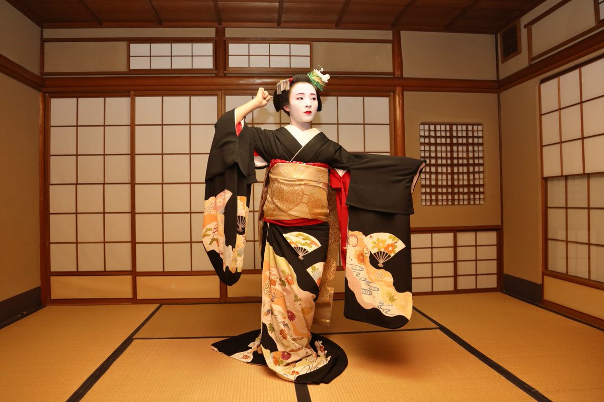 かずぼん 茉利佳さんの襟替え前の先笄姿を見てきました 普段の明るいイメージとは対照的に 黒髪 を舞う姿は艶やかで大人の雰囲気が漂っていました でも舞いが終わるといつもの茉利佳さんでした 笑