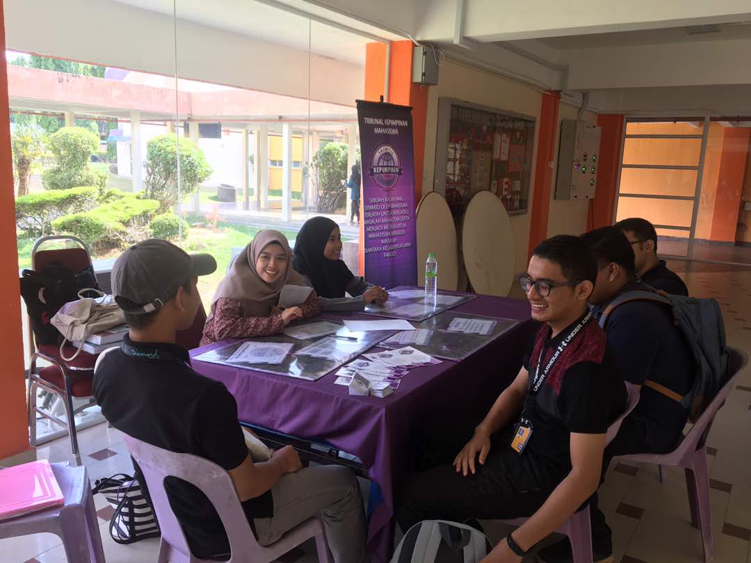 uitmt_tribunal's tweet photo. SPEAKER CORNER 😎 di dataran datsu. Terima kasih kepada semua mahasiswa yang mghadirkan diri 👍 https://t.co/hqvFf5hsgq