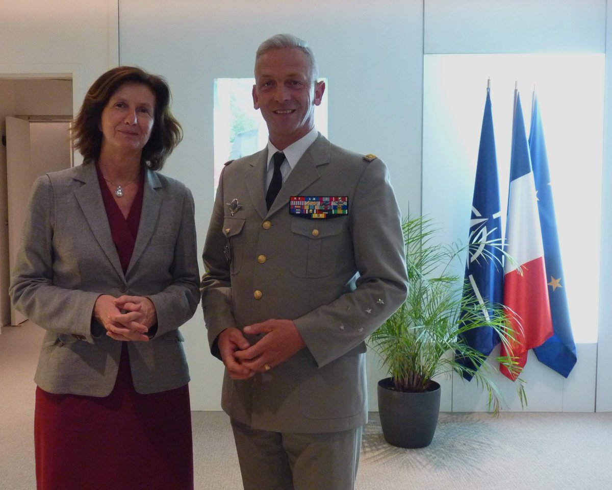 Rencontre entre le général Lecointre et l'ambassadrice Duchêne au nouveau siège de l'#OTAN en marge de la réunion des CEMA Alliés Meeting between French Chief of Defence general Lecointre and ambassador Duchêne at the new #NATO HQ in the margins of NATO's CHOD meeting