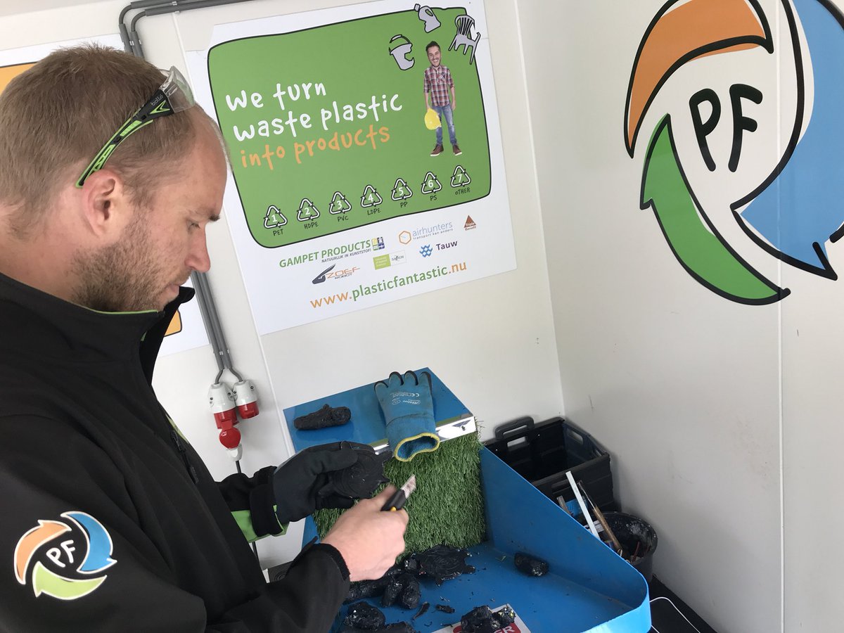 Gefeliciteerd! Heechterp weer schoon! Marwa heeft het skatebord van gerecycled plastic gewonnen! En dankzij Robert van <a href="/Plastic_F_NL/">PlasticFantastic</a> hebben alle kinderen ook een prachtige schildpad van gerecycled plastic gekregen. Helden bedankt! #GlocalLinks #Mienskip