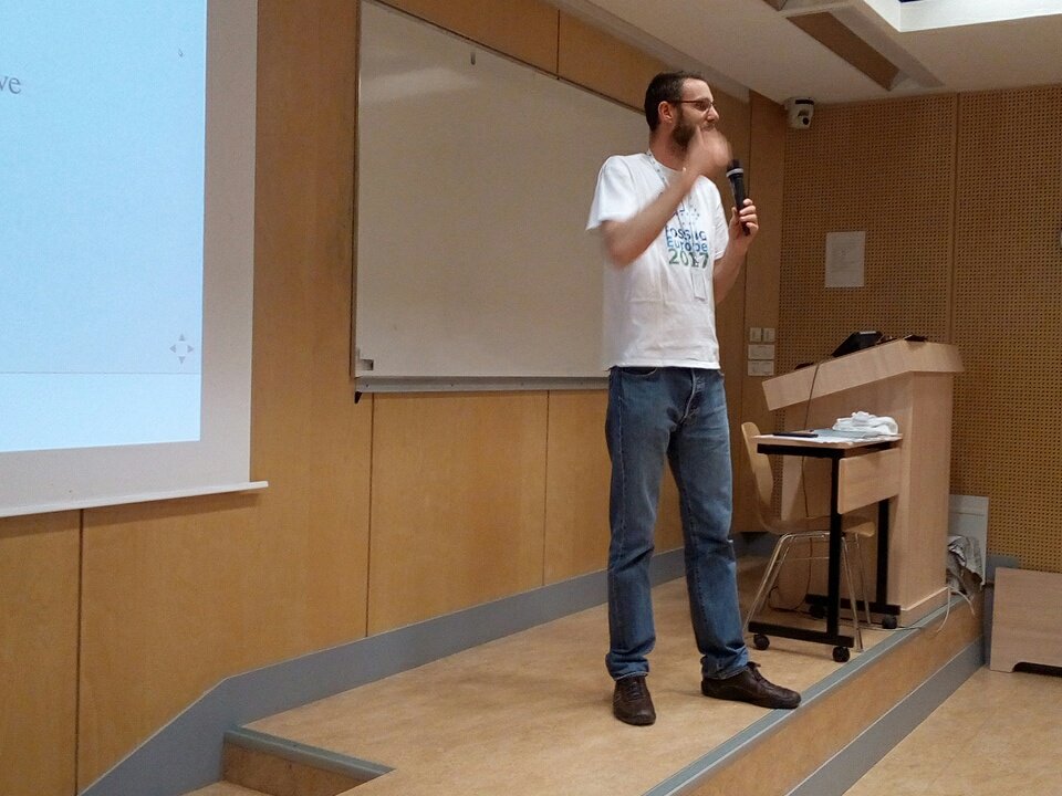 FOSS4GFR's tweet image. L&apos;@osgeolive nous est présenté par @RoelandtN42 cc @osgeofr  @OSGeo #foss4gfr