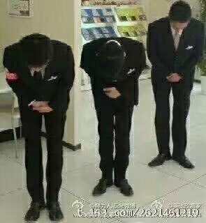 g2000228's tweet photo. 中国留日学者在东京开车刮倒日本老太，警察判定老人眼力不好误闯红灯，司机免责。警察联系家属并帮忙送医。次日，学者携慰问品前往医院看望，一路忐忑不安，如在国内这一进门家属会怎么闹？待进房说明，
老太三个儿子齐刷刷起立，
学者大惊，瞬间三个儿子一齐鞠躬：对不起，给您添麻烦了！ https://t.co/C1wxsbEsGx