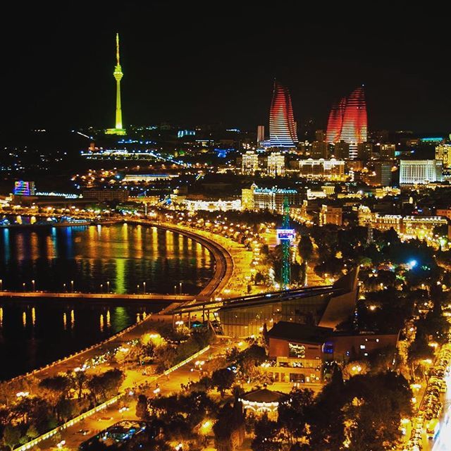 Night in the modern and rich city of Baku in Azerbaijan. Family trip 2013. 
#travelphoto #travelphotography #adventuretravel #travelwriting #expeditioneverywhere #everycountryintheworld #wanderlust #familytravel #travelwithkids #travel #backpacking #youo… ift.tt/2LanxLl